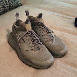 Men’s Size 9 Nike Huarache